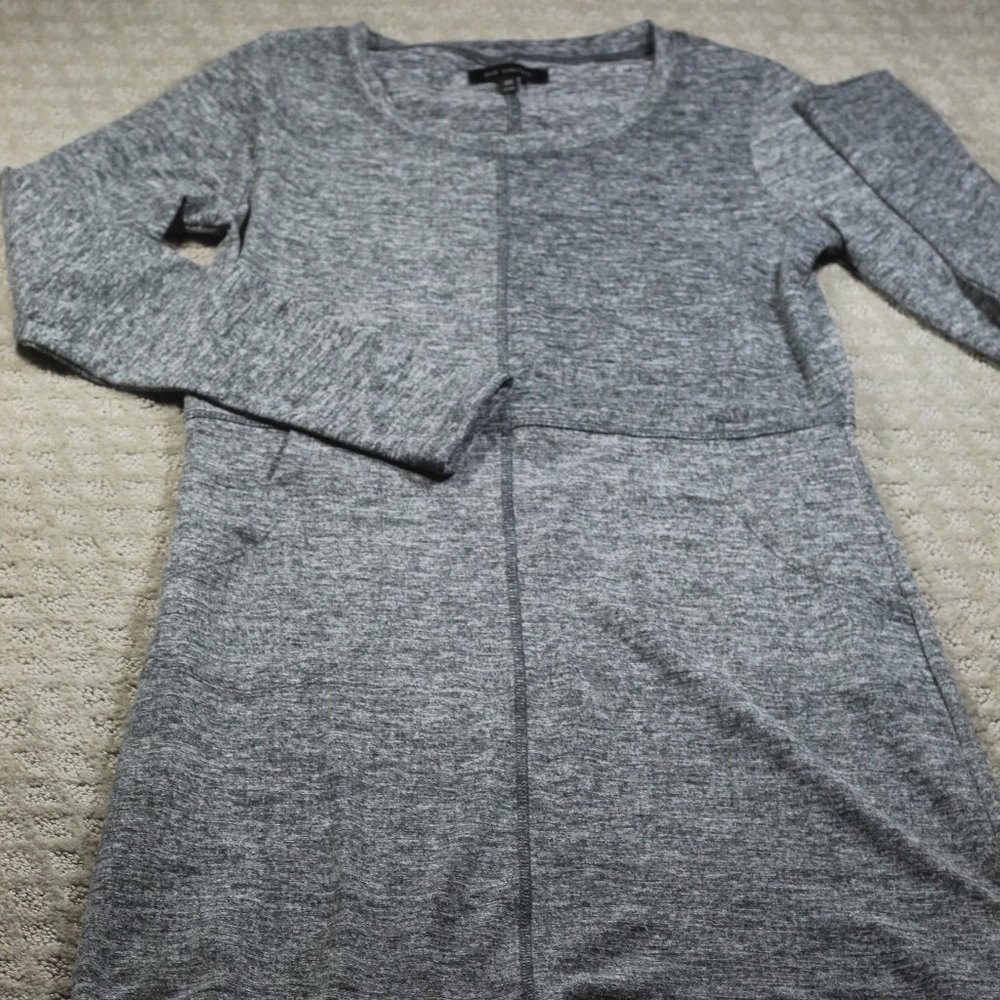 The Limited Size XS Heathered Grey Soft Knit Long Sleeve Knee-Length Dress